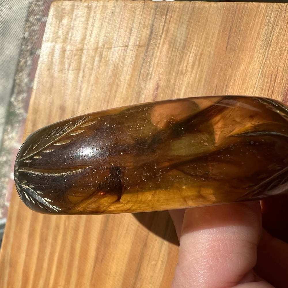 Vintage Carved Lucite Bangle Bracelet Amber Swirl Pineapple Tropical Chunky - Picture 8 of 15
